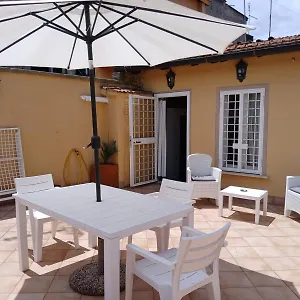 https://attico-con-terrazza-santa-cecilia.it-romehotels.com